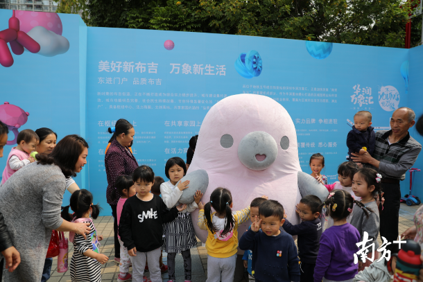 想要和萌萌噠的“鴨梨哥”見(jiàn)面嗎？快來(lái)布吉雕塑公益巡展吧