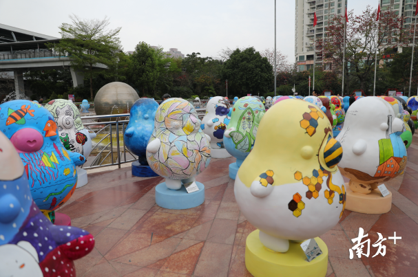 想要和萌萌噠的“鴨梨哥”見(jiàn)面嗎？快來(lái)布吉雕塑公益巡展吧