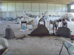 hj1709 箱包雕塑泥塑_青島國際服裝城不銹鋼雕塑、石雕、玻璃鋼雕塑_濱州宏景雕塑有限公司